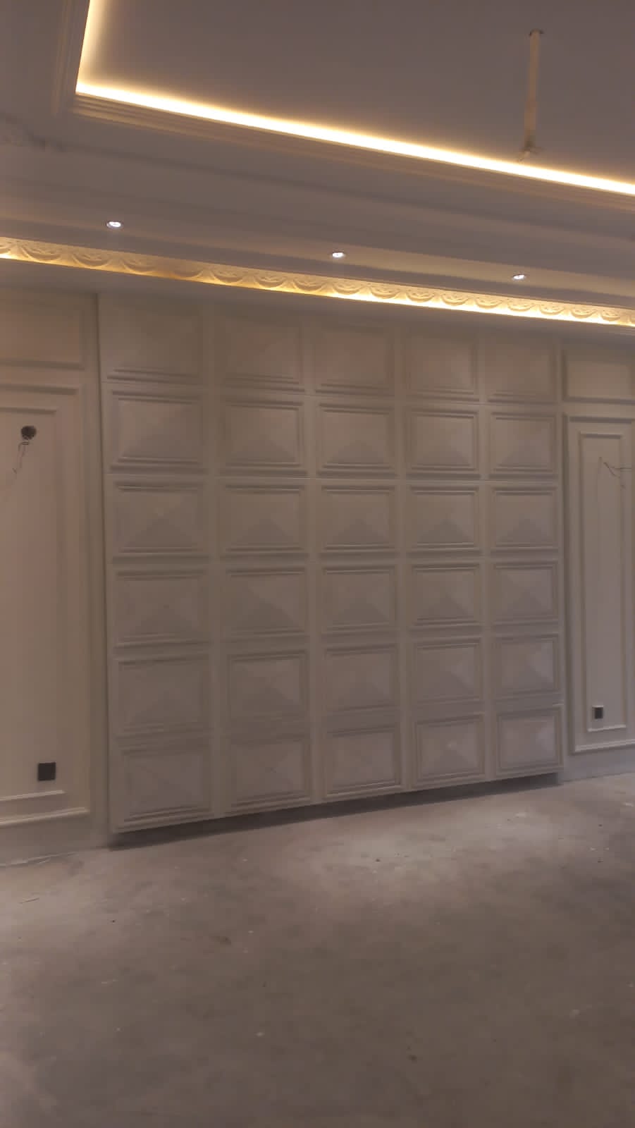 Minimalist bed wall with soft cove lighting
